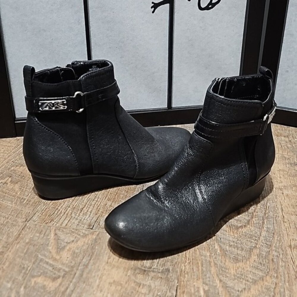 Anne Klein AK Black Zippered Ankle Boots Size 6